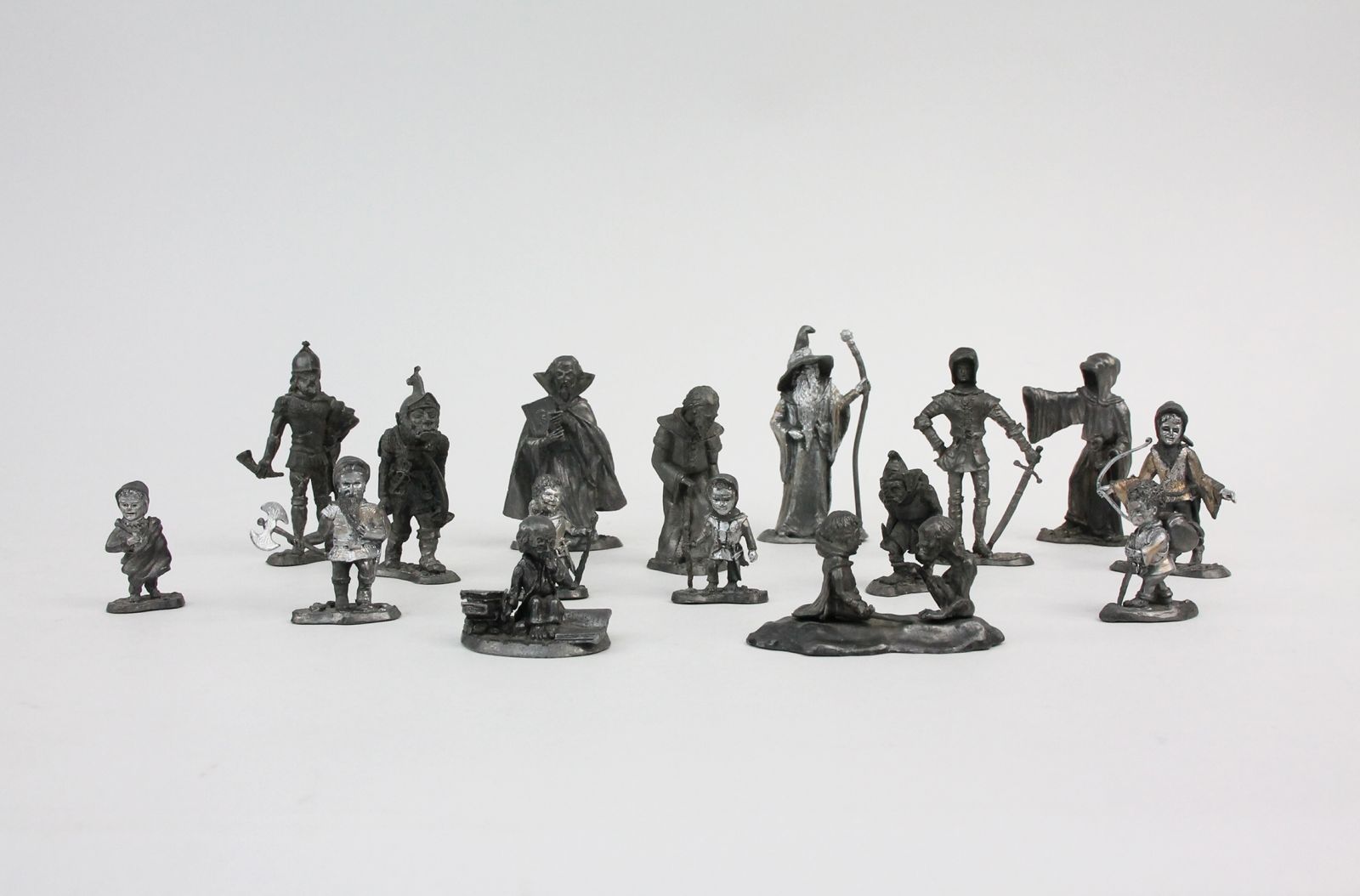 A GROUP OF 16 METAL FIGURES FOR DISPLAY WITH PHILIP SMITH'S LORD OF THE RINGS BOOK BINDINGS -  image 3
