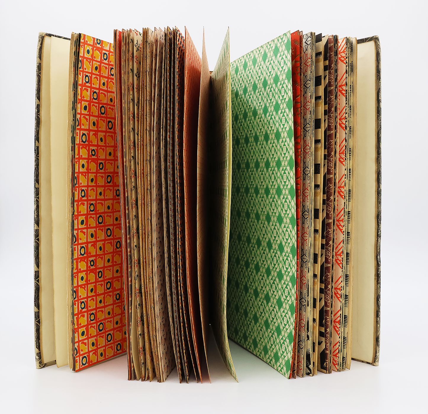 A SPECIMEN PAPER BOOK OF PATTERN PAPERS DESIGNED FOR AND IN USE AT THE CURWEN PRESS -  image 10