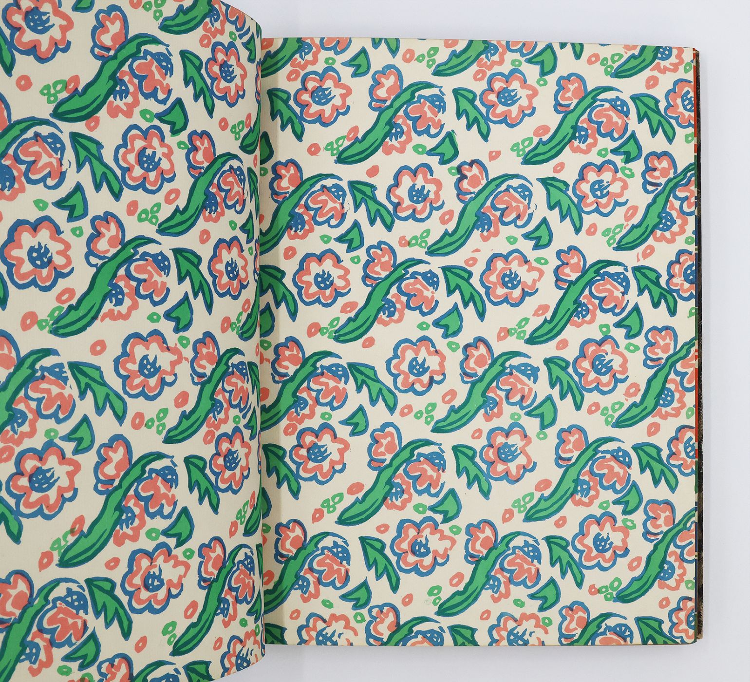 A SPECIMEN PAPER BOOK OF PATTERN PAPERS DESIGNED FOR AND IN USE AT THE CURWEN PRESS -  image 6