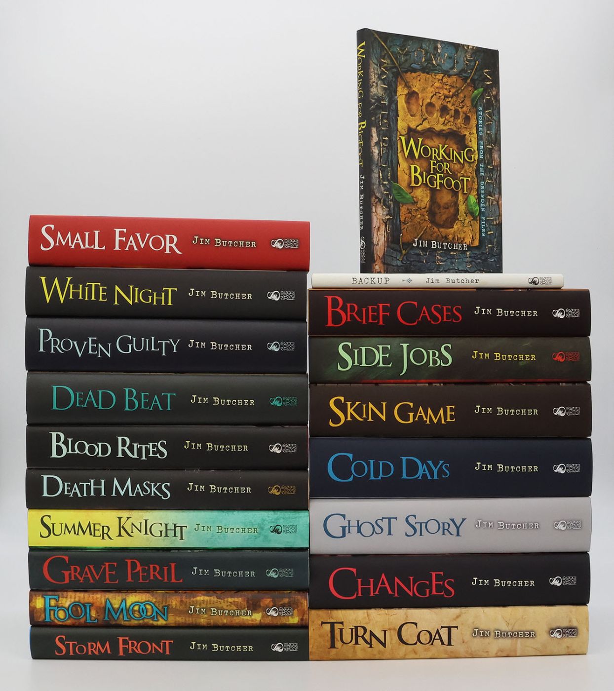 THE DRESDEN FILES: STORM FRONT; FOOL MOON; GRAVE PERIL; SUMMER KNIGHT; DEATH MASKS; BLOOD RITES; DEAD BEAT; PROVEN GUILTY; WHITE NIGHT; SMALL FAVOR; TURN COAT; CHANGES; GHOST STORY; COLD DAYS; SKIN GAME; SIDE JOBS; BRIEF CASES; BACKUP; WORKING FOR BIGFOOT. -  image 3