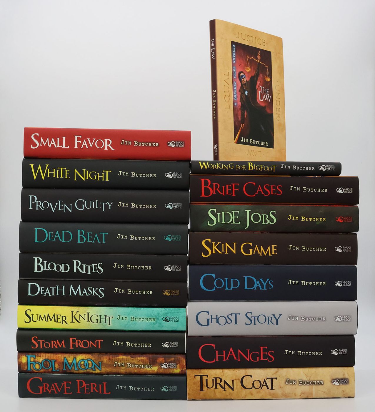 THE DRESDEN FILES: STORM FRONT; FOOL MOON; GRAVE PERIL; SUMMER KNIGHT; DEATH MASKS; BLOOD RITES; DEAD BEAT; PROVEN GUILTY; WHITE NIGHT; SMALL FAVOR; TURN COAT; CHANGES; GHOST STORY; COLD DAYS; SKIN GAME; SIDE JOBS; BRIEF CASES; THE LAW; WORKING FOR BIGFOOT. -  image 3
