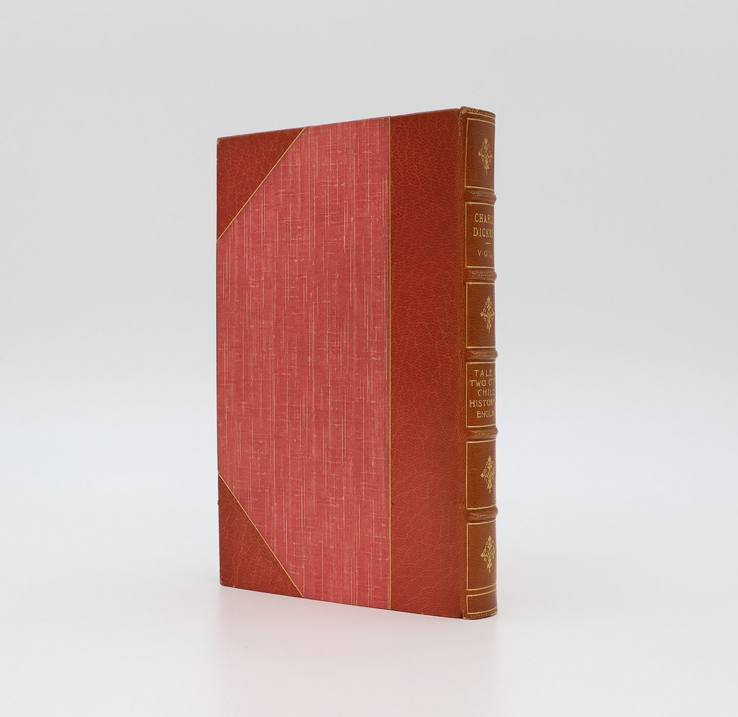 THE WORKS: A TALE OF TWO CITIES; A CHILD'S HISTORY OF ENGLAND; PICKWICK PAPERS; OLIVER TWIST; UNCOMMERCIAL TRAVELLER; GREAT EXPECTATIONS; DOMBEY AND SON; NICHOLAS NICKLEBY; DAVID COPPERFIELD; CHRISTMAS STORIES; CHRISTMAS BOOKS; THE MYSTERY OF EDWIN DROOD; BLEAK HOUSE; HARD TIMES; AMERICAN NOTES; SKETCHES BY BOZ; MARTIN CHUZZLEWIT; OLD CURIOSITY SHOP; BARNABY RUDGE; LITTLE DORRIT; OUR MUTUAL FRIEND. -  image 5